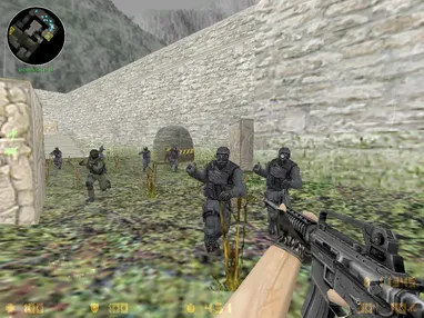 Spieler im Gefecht auf einer Außenkarte in Counter-Strike 1.6
