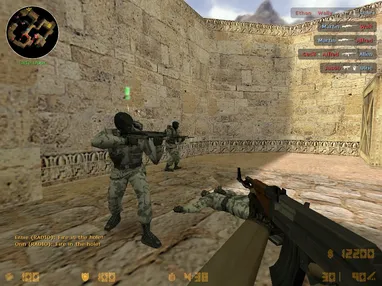 AK-47-Feuergefecht auf einer Wüstenkarte in Counter-Strike 1.6